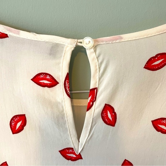 NWT Rayon long sleeve blouse with adorable kisses print / size S - Picture 4 of 8